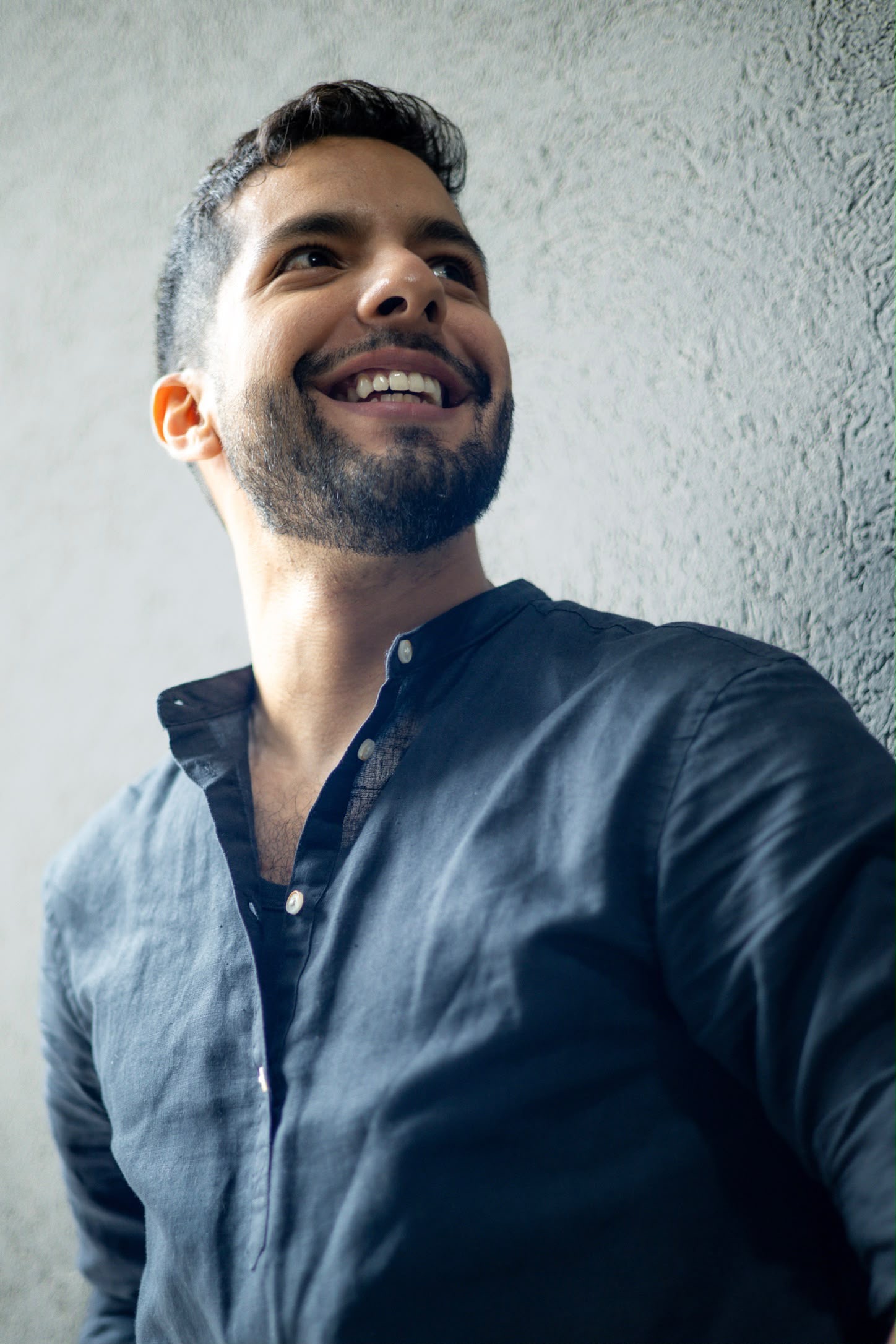 Ray sonriendo hacia la luz