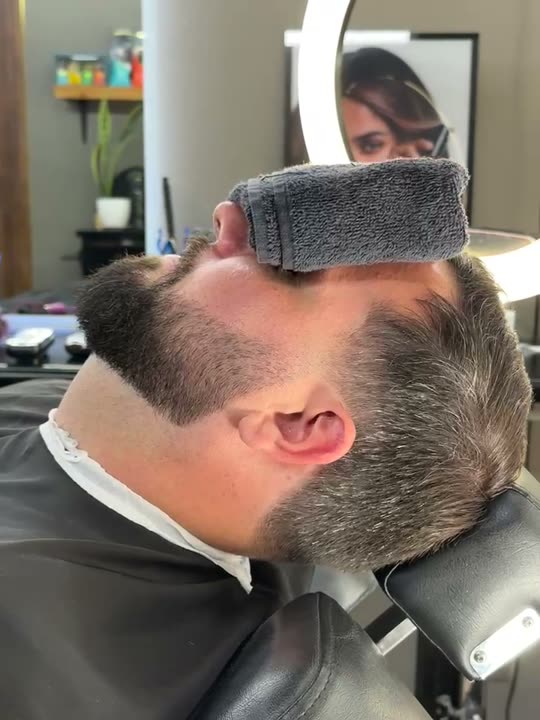 Toalla caliente sobre el rostro