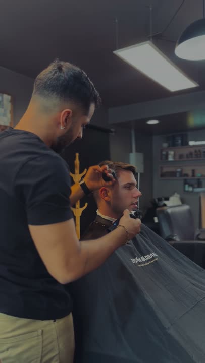 Ray cortando en su barbería